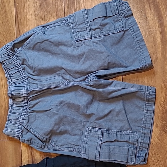 2 Cargo Shorts Size 6 - Picture 2 of 4